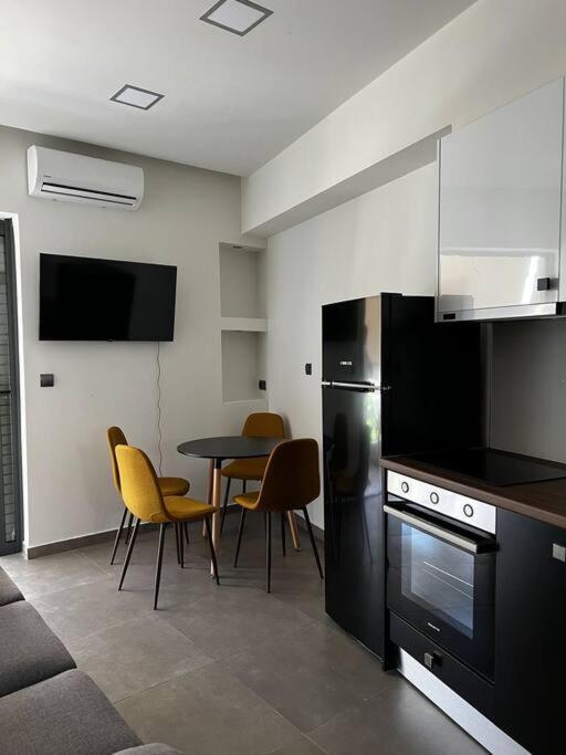 Faronita - Luxury Apt In The Heart Of Каламата Екстериор снимка