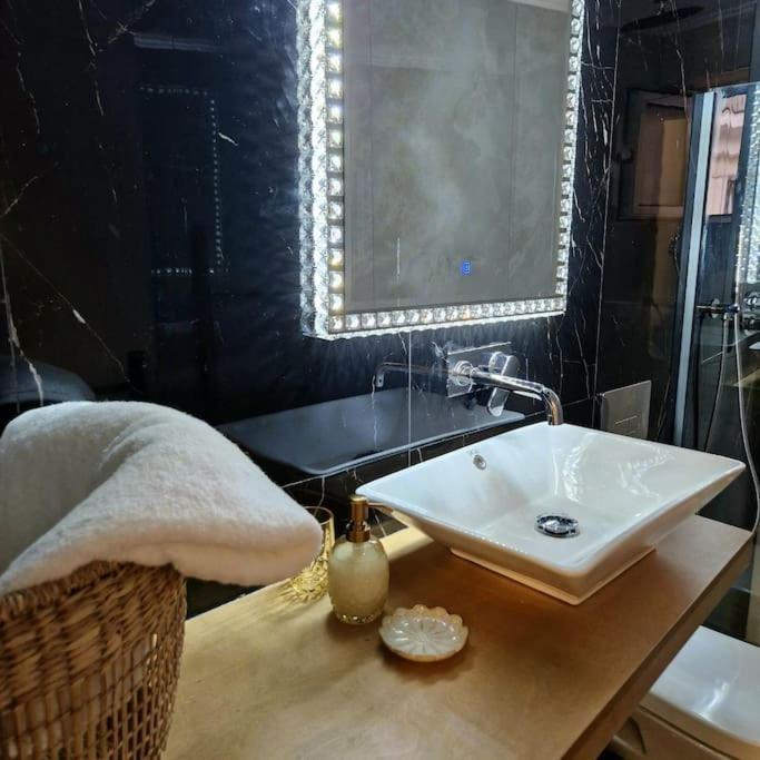 Faronita - Luxury Apt In The Heart Of Каламата Екстериор снимка