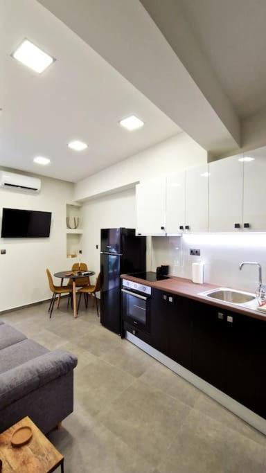 Faronita - Luxury Apt In The Heart Of Каламата Екстериор снимка