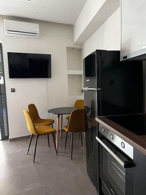 Faronita - Luxury Apt In The Heart Of Каламата Екстериор снимка
