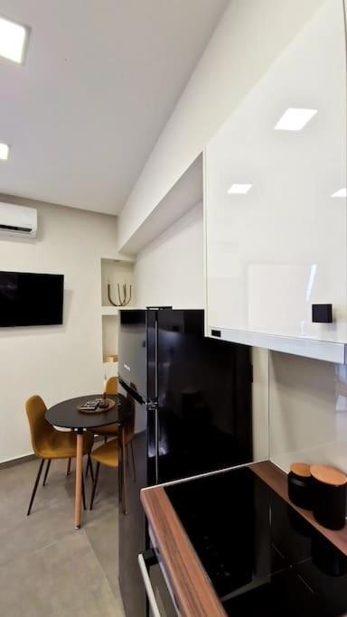 Faronita - Luxury Apt In The Heart Of Каламата Екстериор снимка