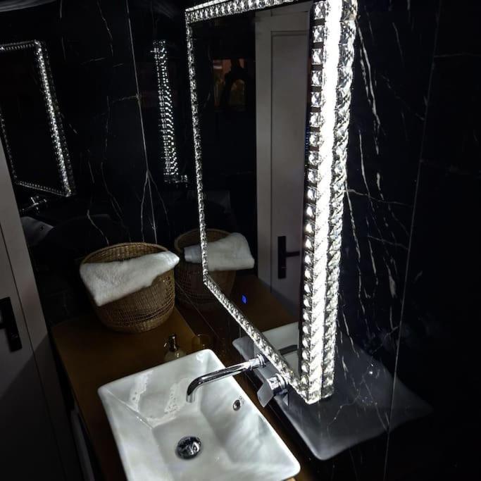 Faronita - Luxury Apt In The Heart Of Каламата Екстериор снимка